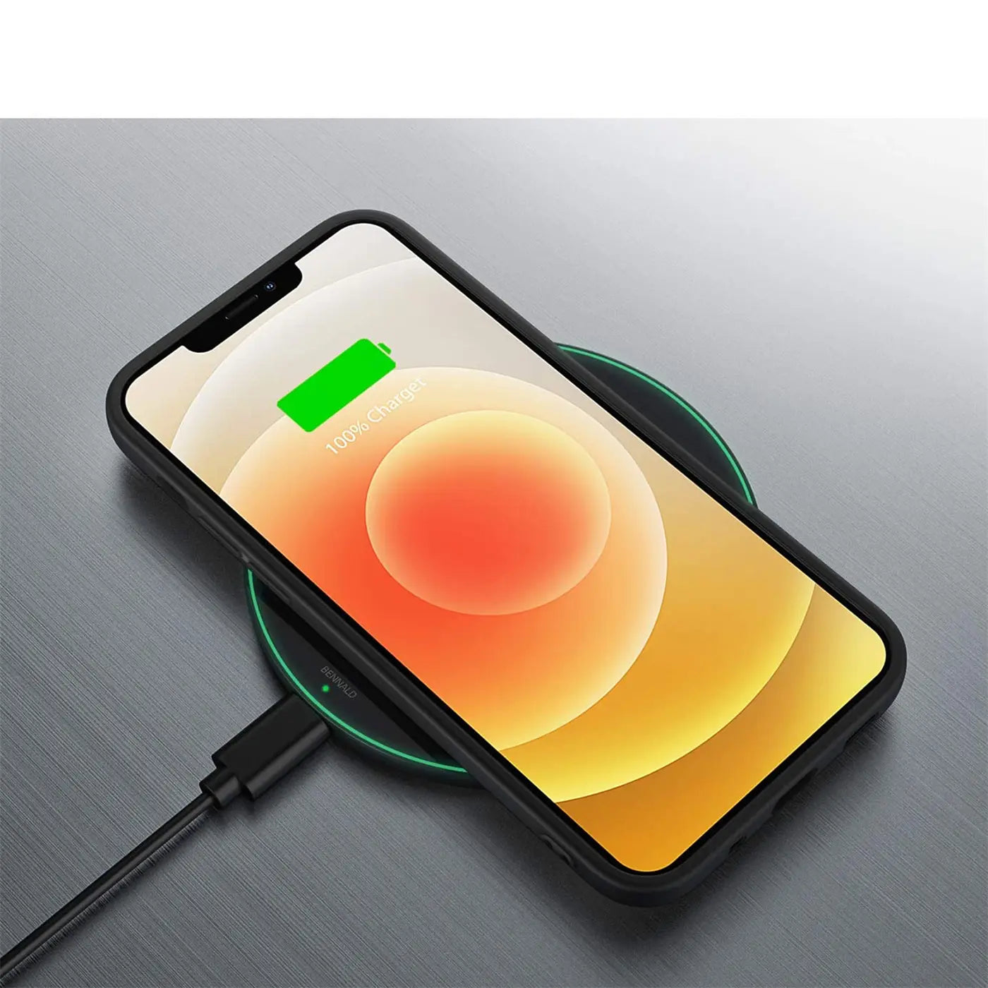 Schwarzes iPhone 12 Mini in Silikonhülle lädt auf schwarzer Wireless-Ladestation.
