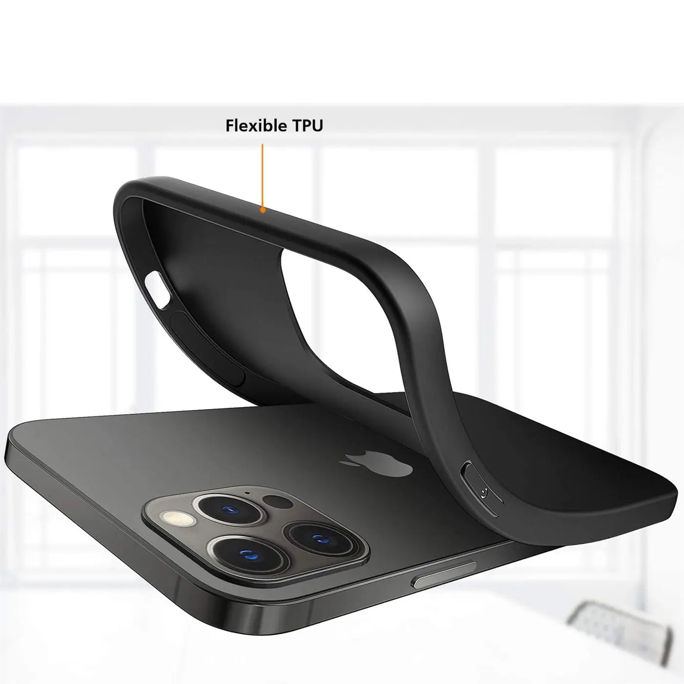 Schwarze, matte Silikonhülle wird auf iPhone 12 Pro Max aufgesetzt, Nahaufnahme