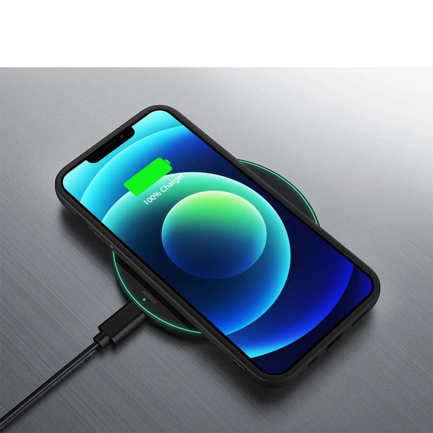 iPhone 12 Pro Max in schwarzer Silikonhülle lädt auf schwarzer Ladestation, von oben links gesehen.