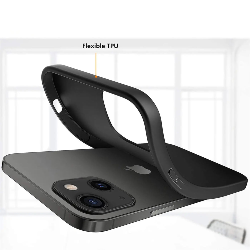 Schwarze, matte Silikonhülle wird auf ein iPhone 13 aufgesetzt.