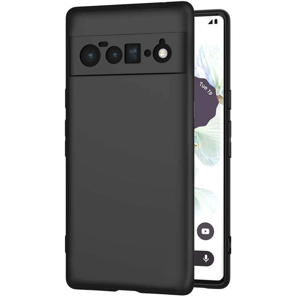 Schwarze, matte Silikonhülle für Google Pixel 6 Pro, leicht schräg von hinten links gezeigt, Display rechts sichtbar.