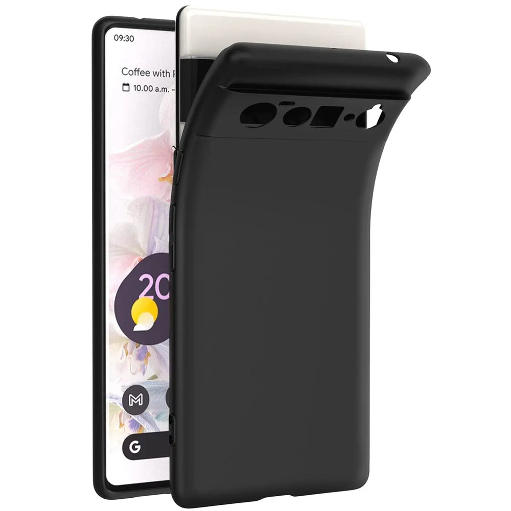 Schwarze, matte Silikonhülle für Google Pixel 6 Pro, halb über das Smartphone gezogen, schräg von vorne.