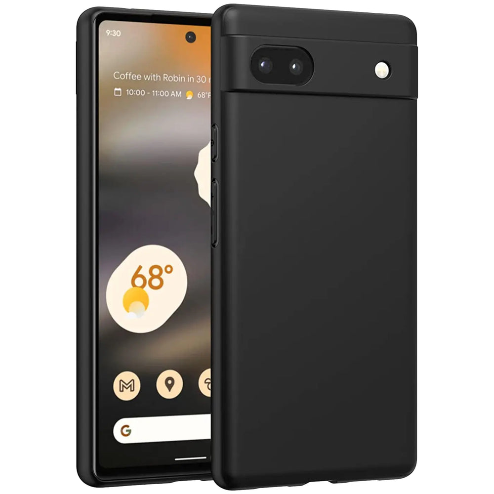 Google Pixel 6a in schwarzer, matter Silikonhülle, leicht schräg von vorne rechts, Display links sichtbar.