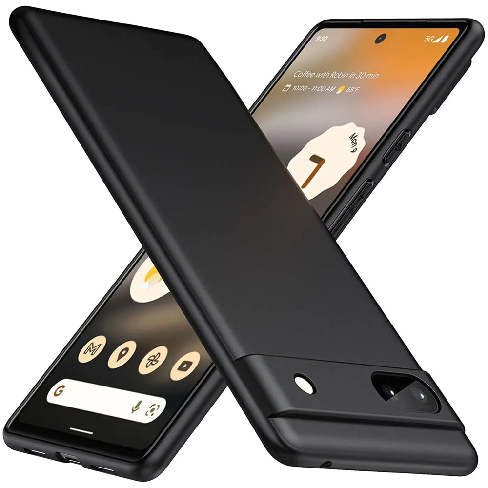 Zwei Google Pixel 6a Smartphones, eines mit schwarzer, matter Silikonhülle, schräg von oben auf weißem Grund.