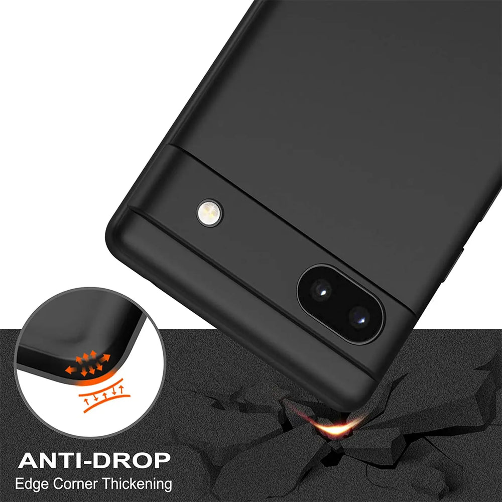 Schwarze, matte Silikonhülle für Google Pixel 6a, schräg von hinten oben. Kamera und Blitz sind sichtbar.
