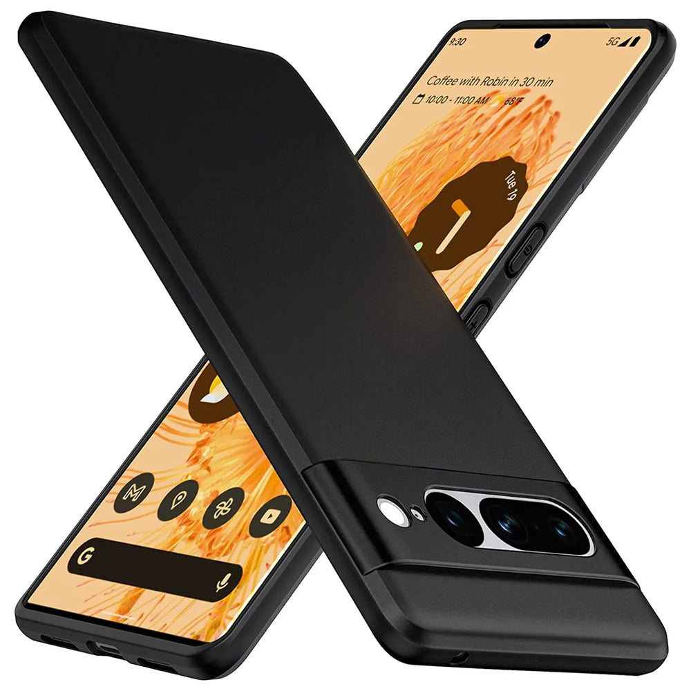 Zwei Google Pixel 7 Pro mit mattschwarzer Silikonhülle, diagonal gekreuzt, Vorder- und Rückseite sichtbar.