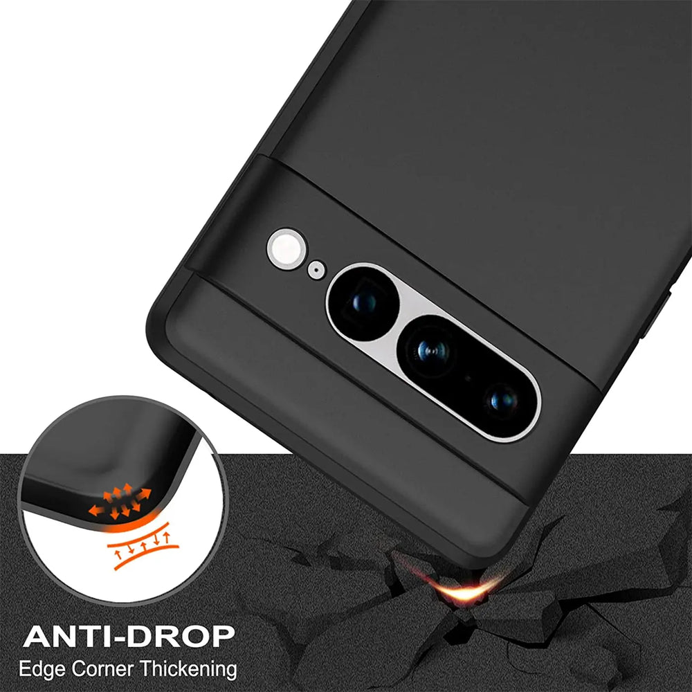 Schwarze, matte Silikonhülle für Google Pixel 7 Pro, schräg von hinten oben, fällt auf rissigen Boden.
