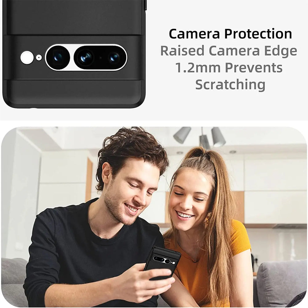 Google Pixel 7 Pro in schwarzer, matter Silikonhülle mit erhöhter Kameraeinfassung. Mann und Frau betrachten Handy.