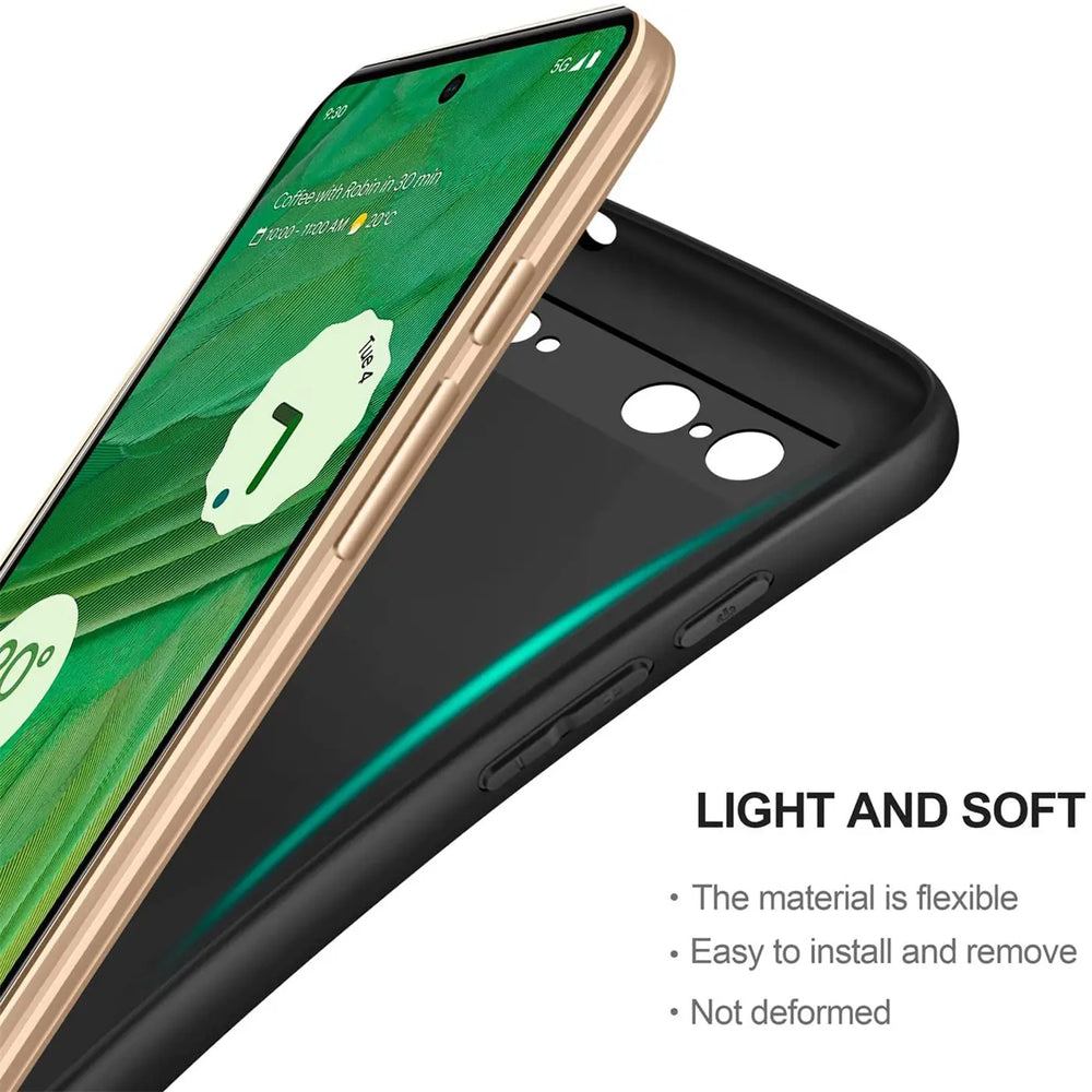 Schwarze, matte Silikonhülle für Google Pixel 7, von schräg oben gezeigt, teilweise vom Gerät gelöst.