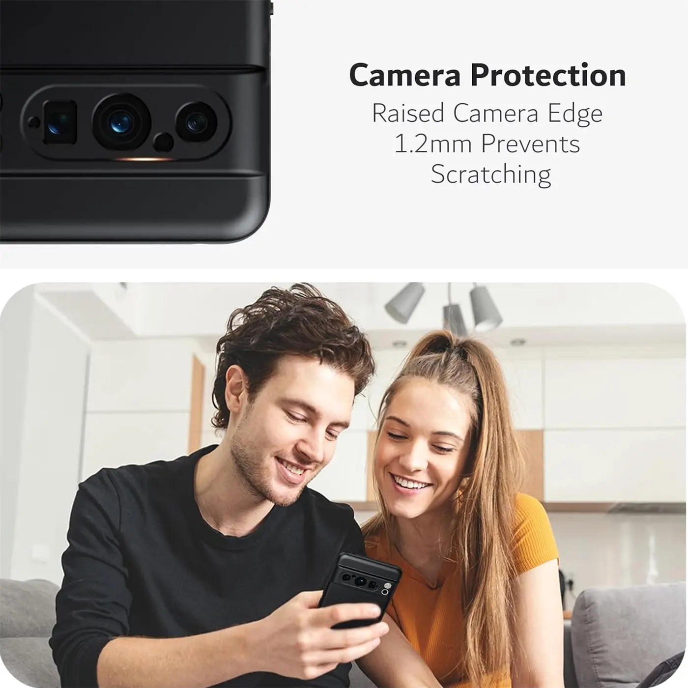 Detailansicht der schwarzen Silikonhülle für Google Pixel 8 Pro mit erhöhter Kameraeinfassung. Ein Paar nutzt ein Smartphone.