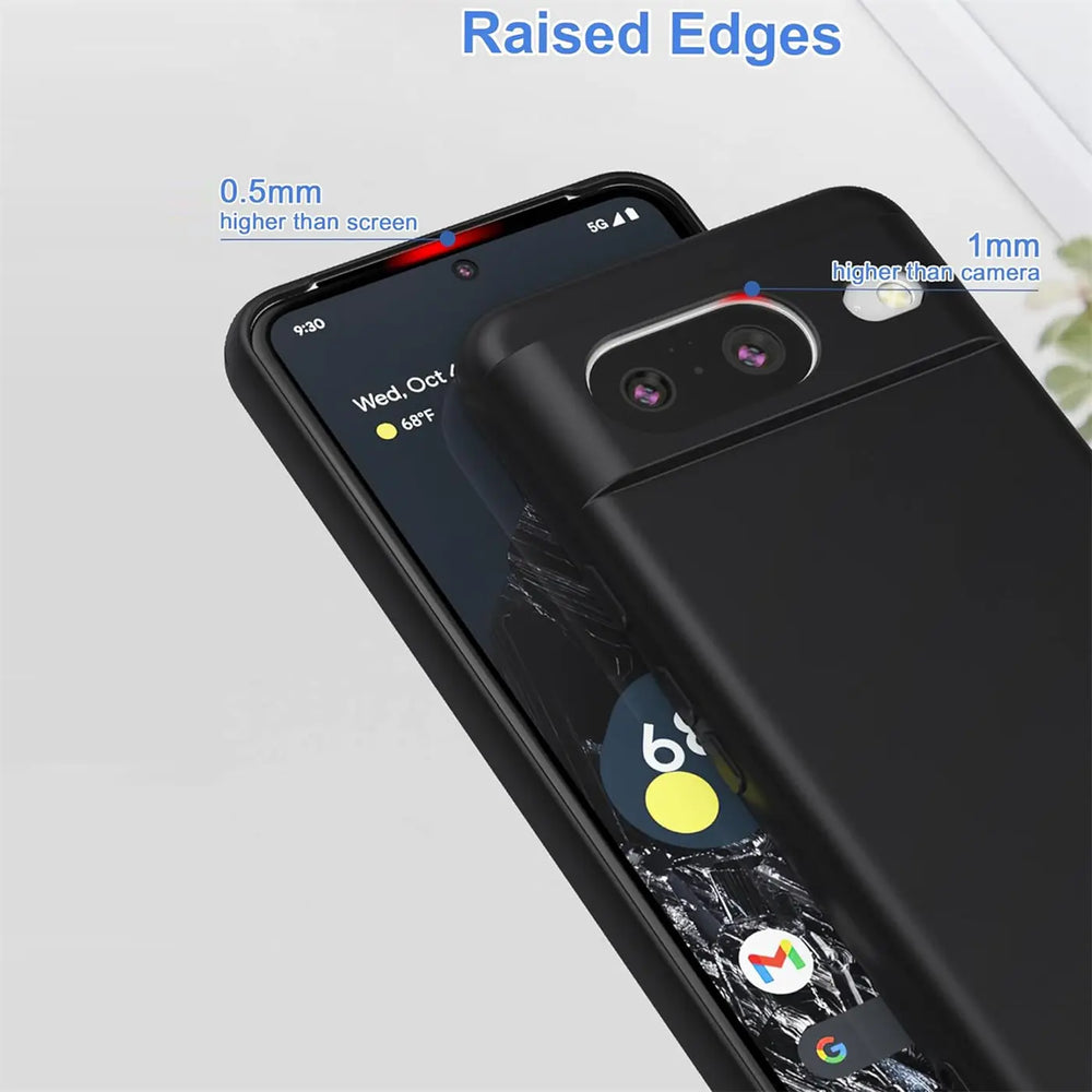 Schwarze, matte Silikonhülle für ein Google Pixel 8, schräg von oben. Erhöhte Ränder schützen Display und Kamera.