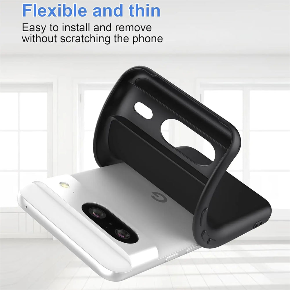 Schwarze, matte Silikonhülle wird über ein weißes Google Pixel 8 Smartphone gezogen, Rückseite sichtbar.