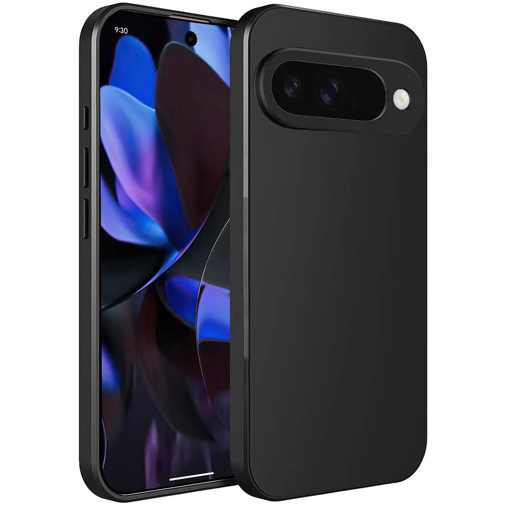 Google Pixel 9 in schwarzer, matter Silikonhülle, schräg von vorne rechts, Rückseite mit Kamera sichtbar.