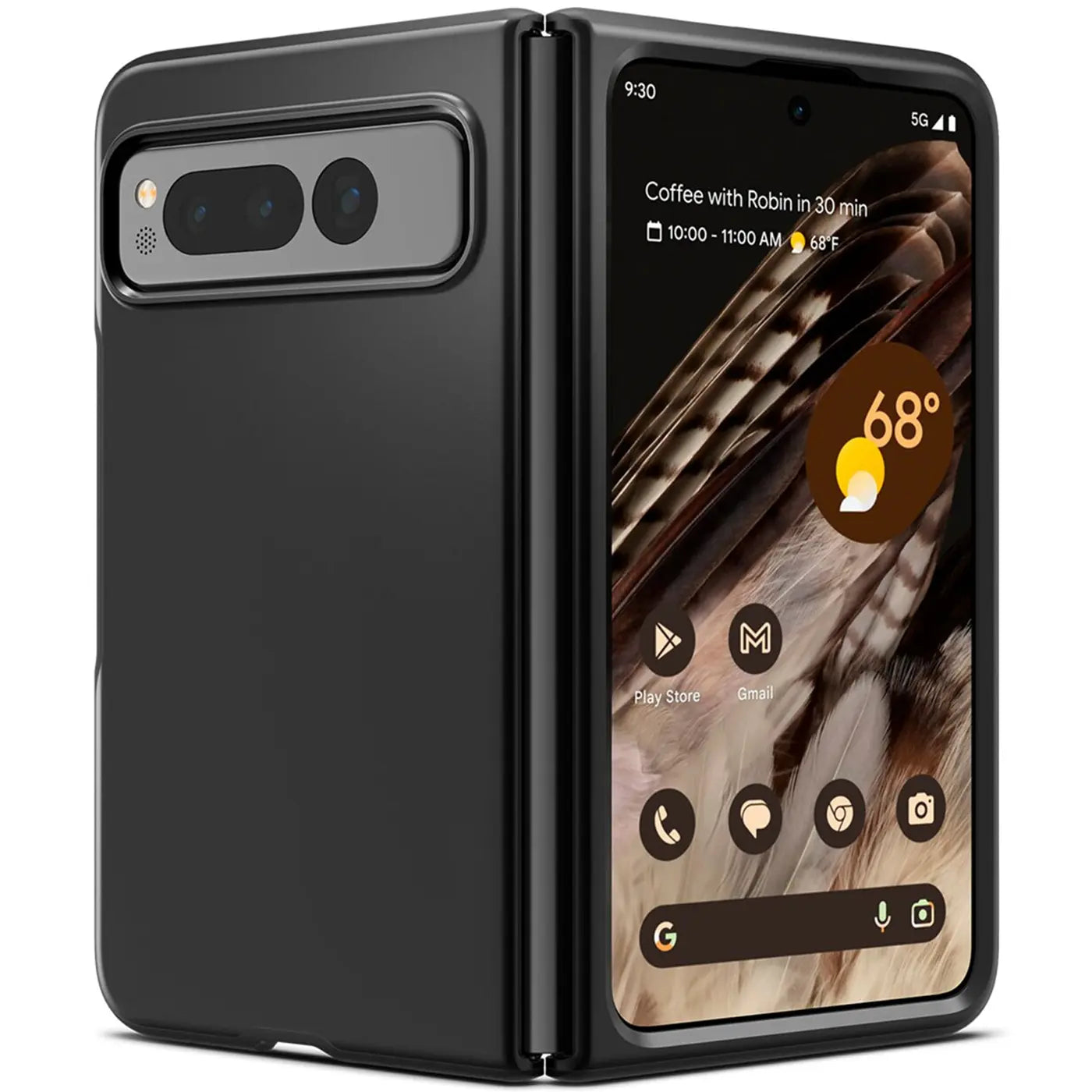 Google Pixel Fold mit schwarzer, matter Silikonhülle, leicht geöffnet, schräg von vorne rechts.