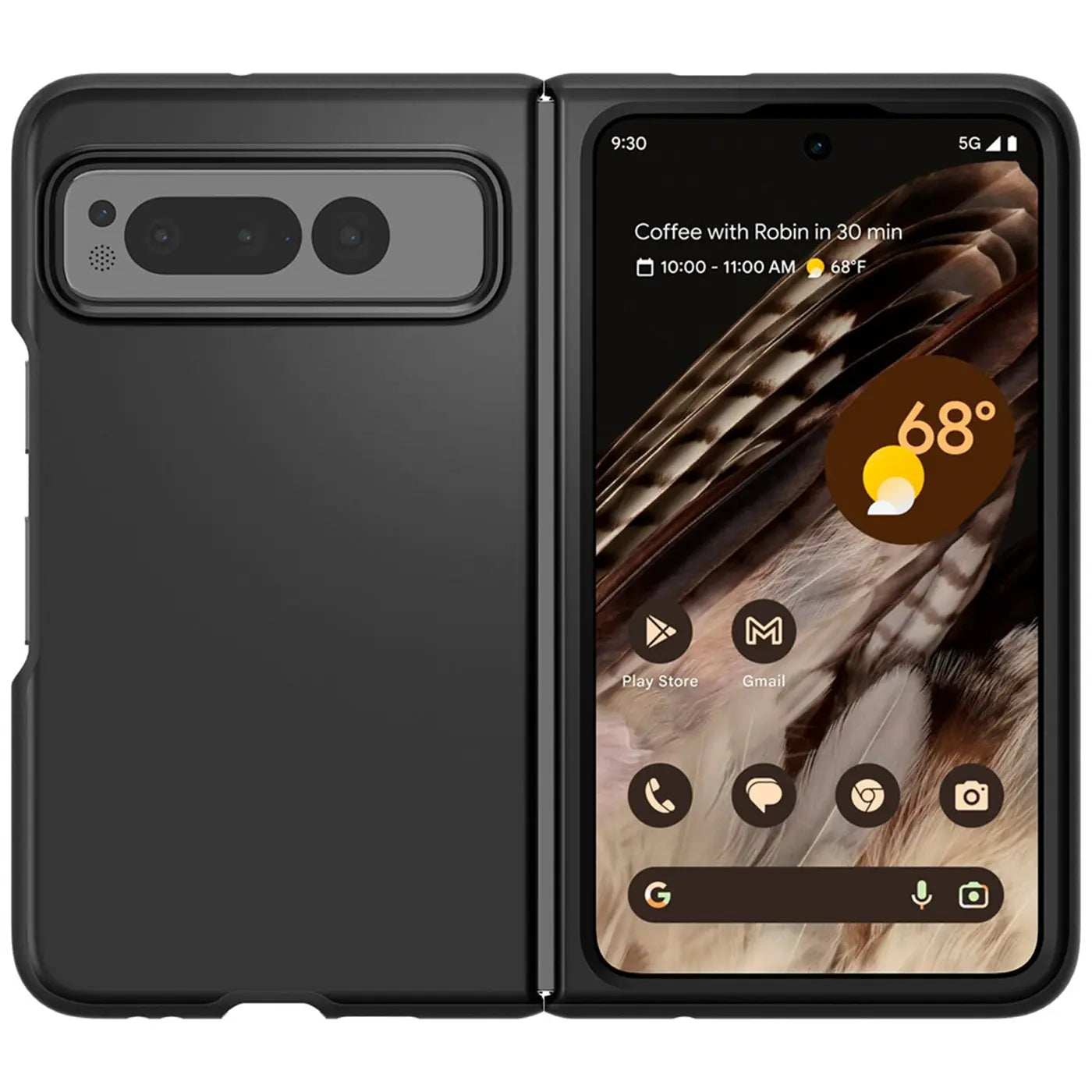 Google Pixel Fold mit matter, schwarzer Silikonhülle, leicht geöffnet, von vorne. Linke Seite zeigt Kamera, rechte das.