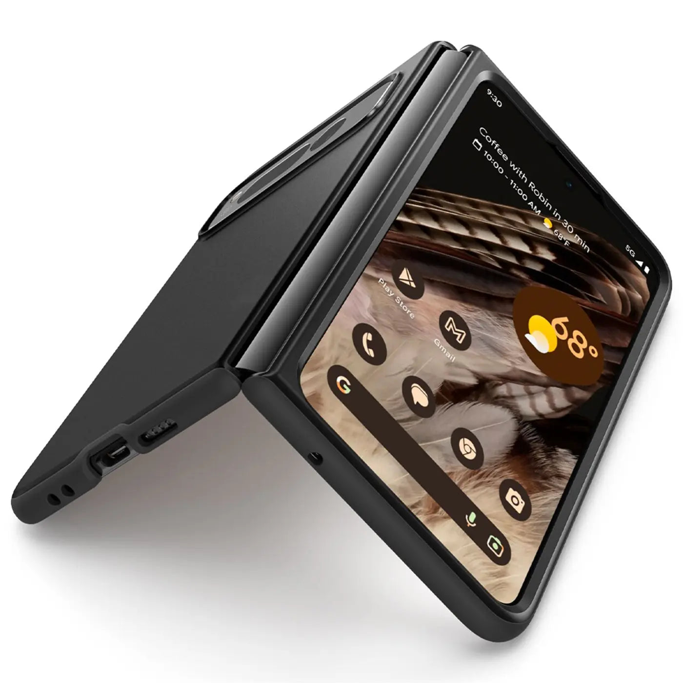 Google Pixel Fold mit matter, schwarzer Silikonhülle, schräg von oben geöffnet auf weißem Hintergrund.