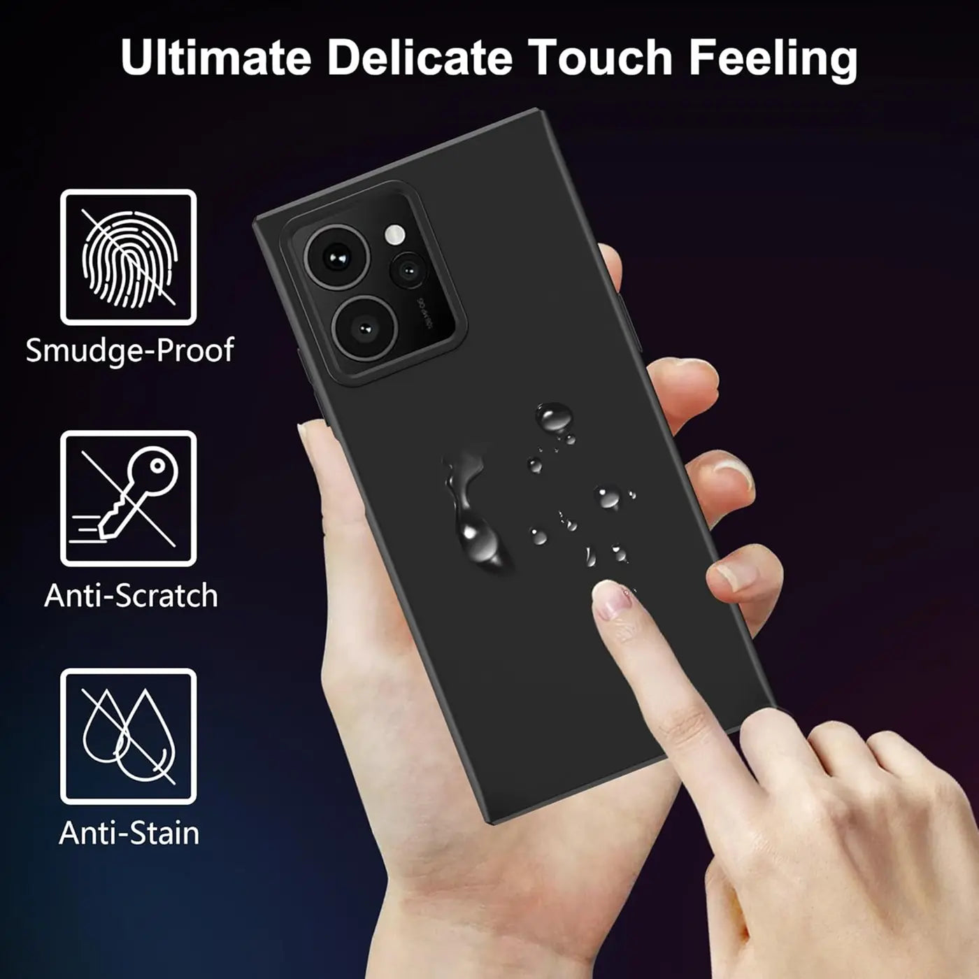 Schwarze matte Silikonhülle auf einem Smartphone, von hinten gezeigt, mit Wassertropfen.