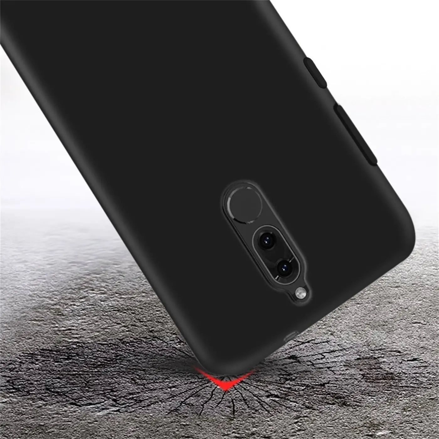 Schwarze Silikonhülle mit Kameraausschnitt für Huawei Mate 10 Lite, von schräg unten gesehen.