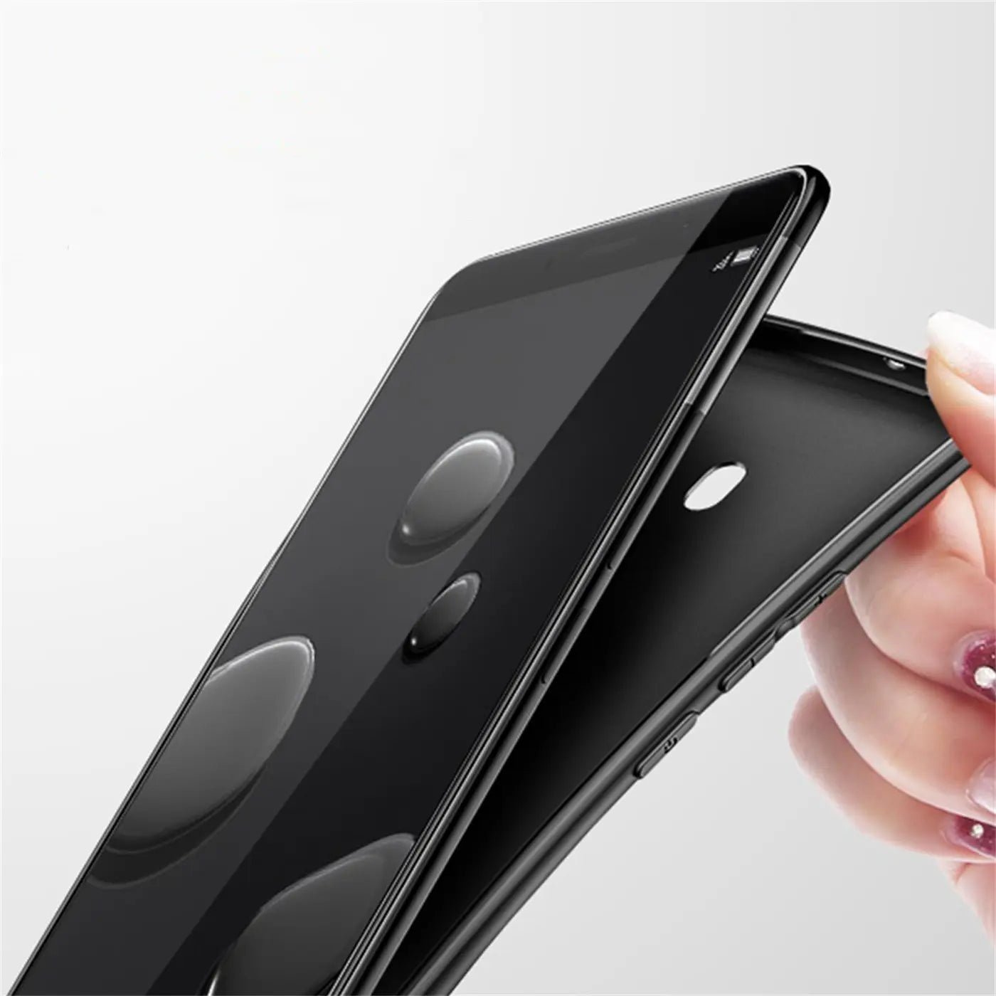 Schwarze Silikonhülle wird auf ein Huawei Mate 10 Pro aufgesetzt, Nahaufnahme.