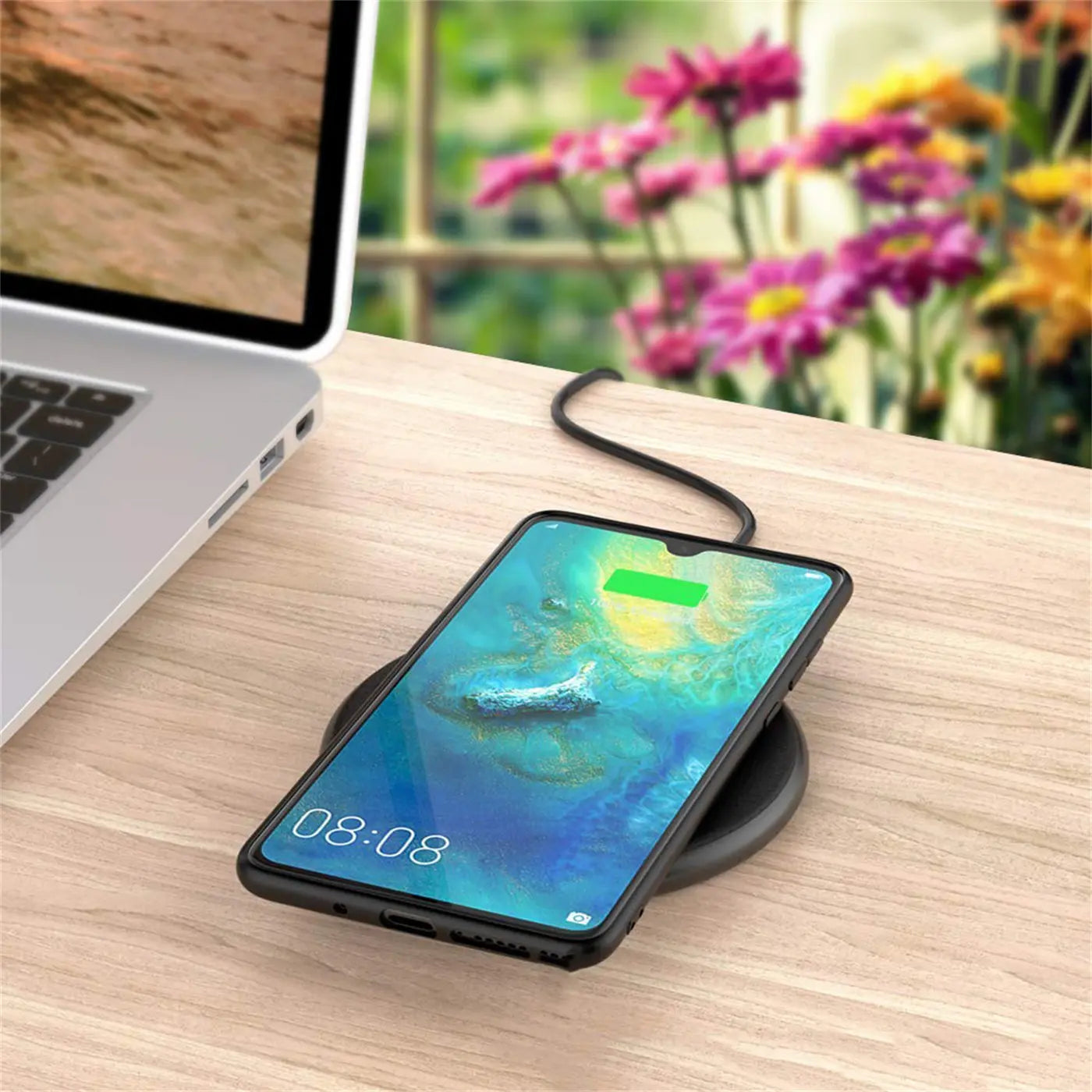 Schwarze Silikonhülle auf Huawei Mate 20 auf Ladestation. Von schräg oben.
