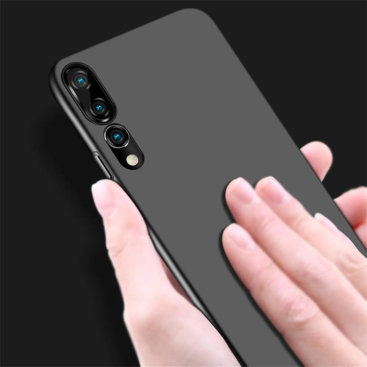 Schwarze matte Silikonhülle für Huawei P20 Pro, Rückansicht, Hand berührt Rückseite