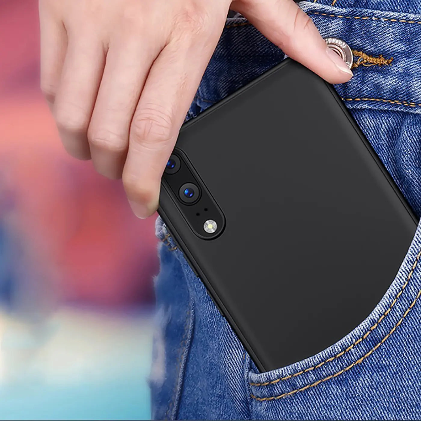Schwarze Silikonhülle matt, von oben auf Huawei P20 gesteckt.