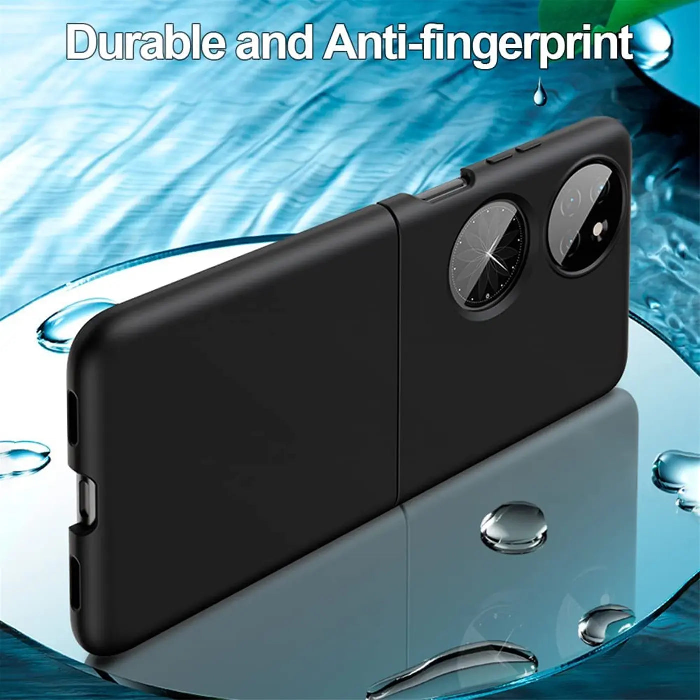 Schwarze, matte Silikonhülle für Huawei P50 Pocket, von schräg oben fotografiert.