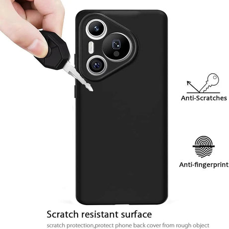 Schwarze matte Silikonhülle, Nahaufnahme, zeigt Kratzfestigkeit am Huawei Pura 80 Ultra.