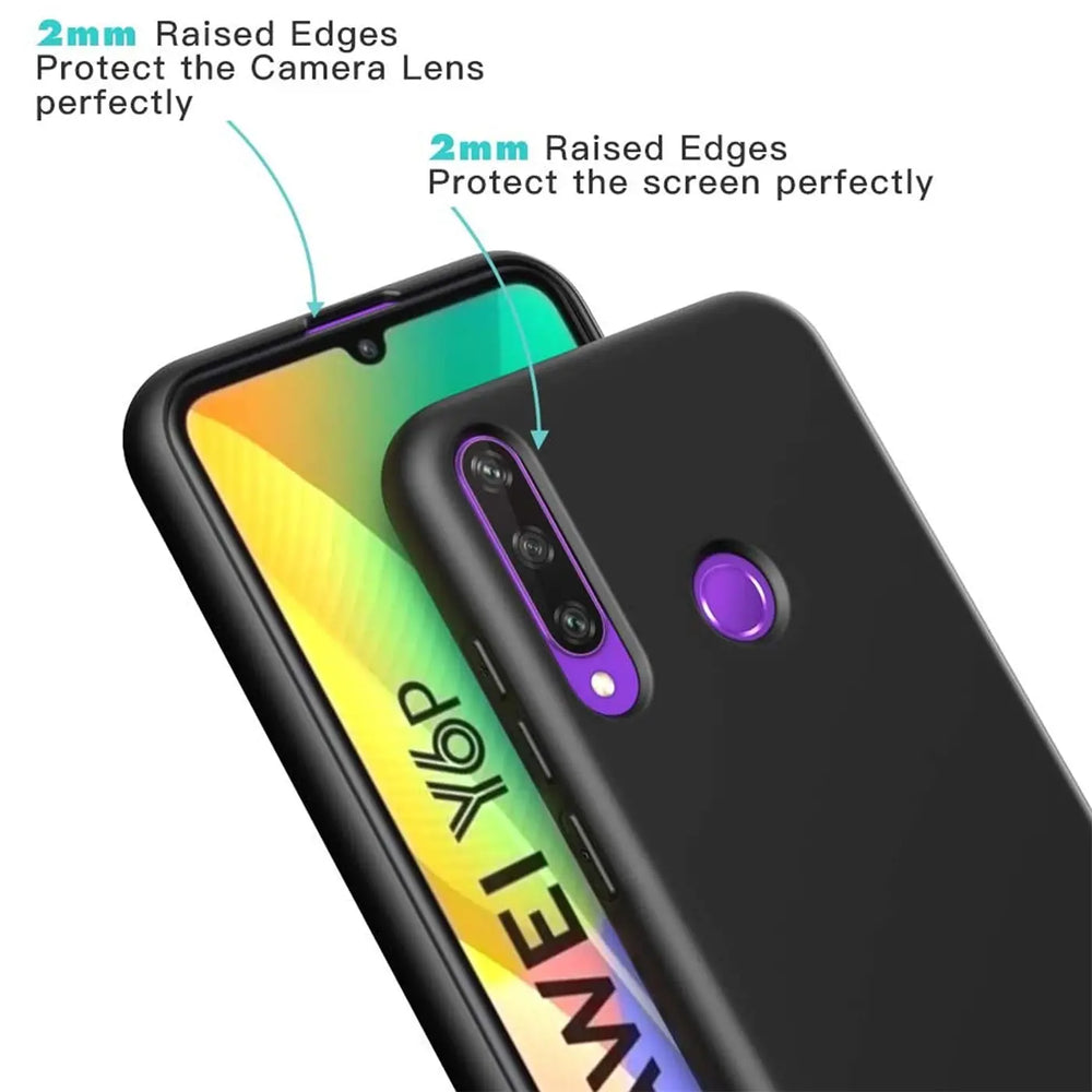 Schwarze Silikonhülle auf Huawei Y6P, von schräg oben, Rückseite und Display sichtbar.