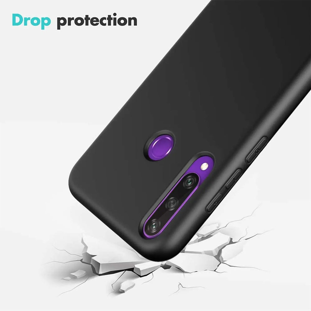 Schwarze Silikonhülle, matt, von hinten, Huawei Y6P mit violetter Kameraeinfassung.