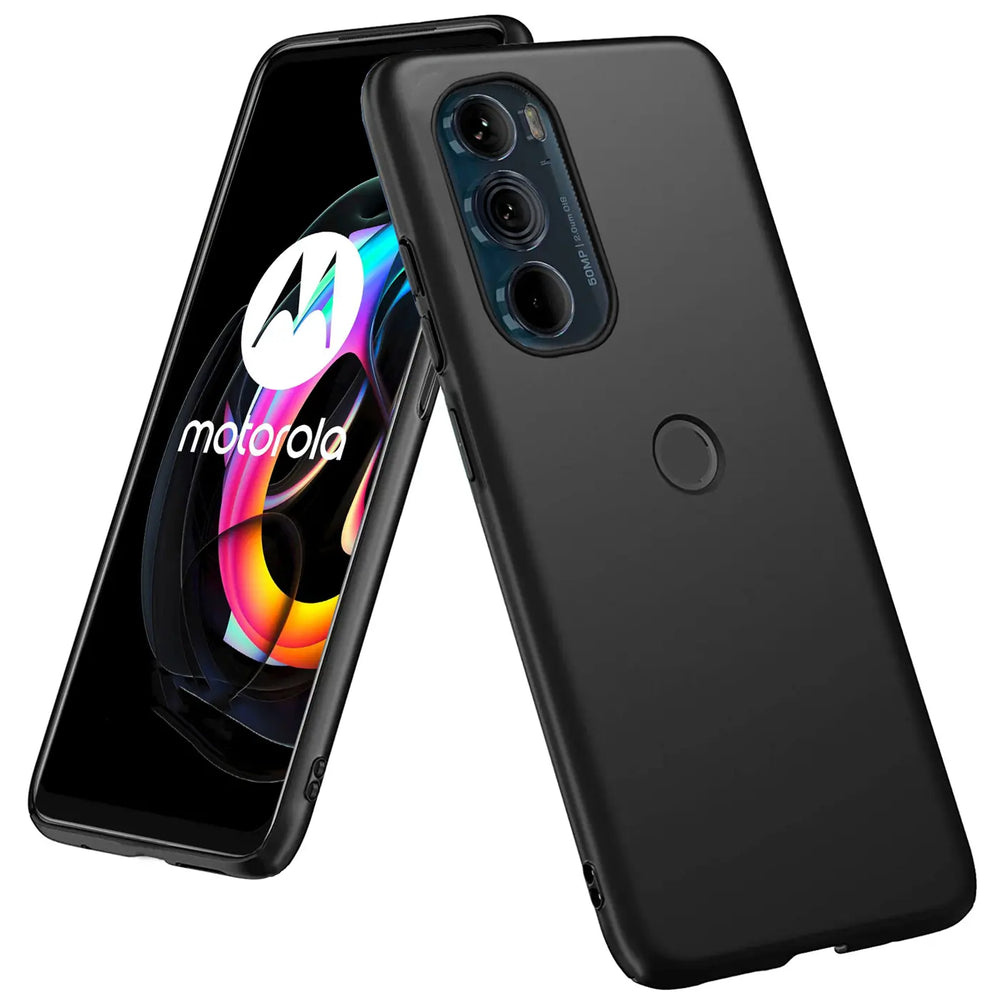 Schwarze matte Silikonhülle auf Motorola Edge 30, Rückansicht, leicht schräg
