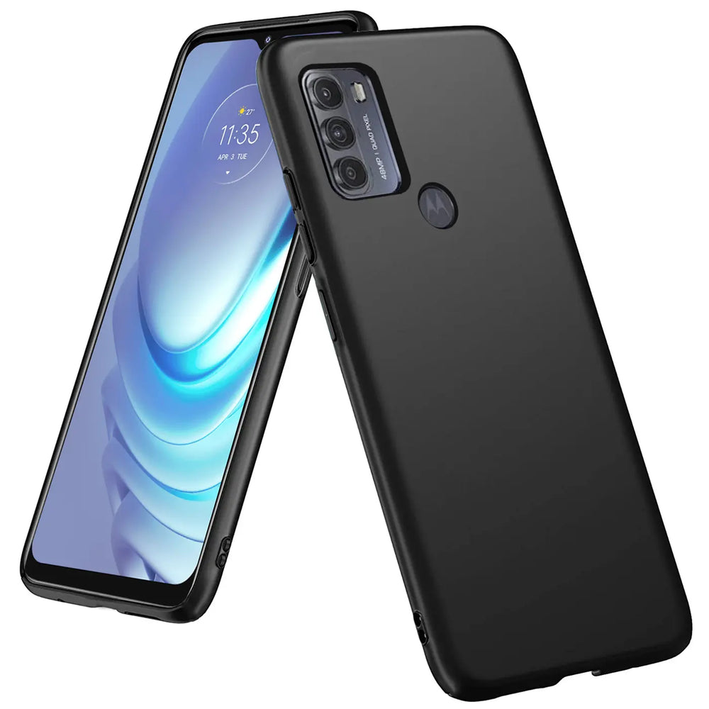 Schwarze, matte Silikonhülle für Motorola Moto G50, von schräg vorne gezeigt.