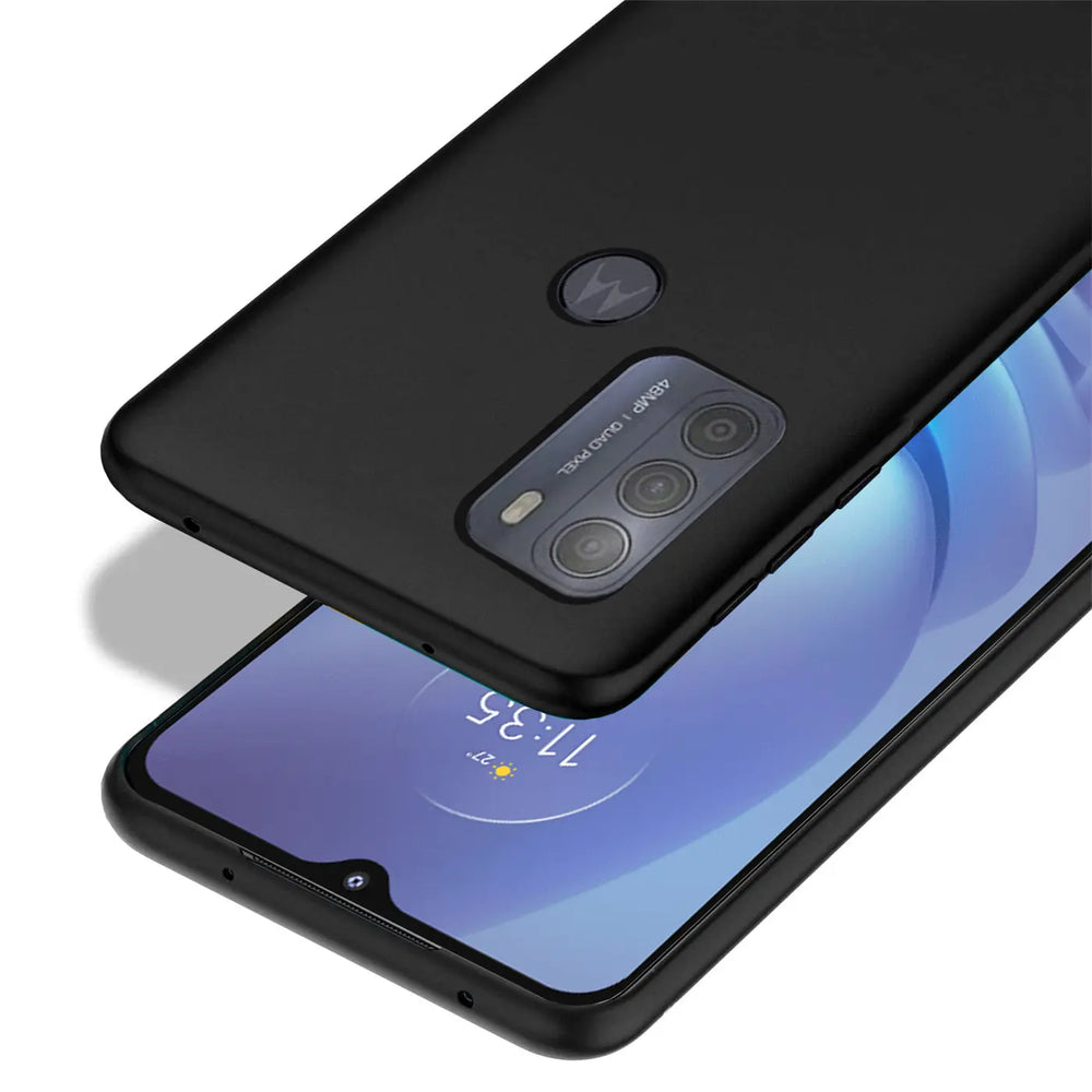 Schwarze, matte Silikonhülle auf Motorola Moto G50, von oben schräg fotografiert.