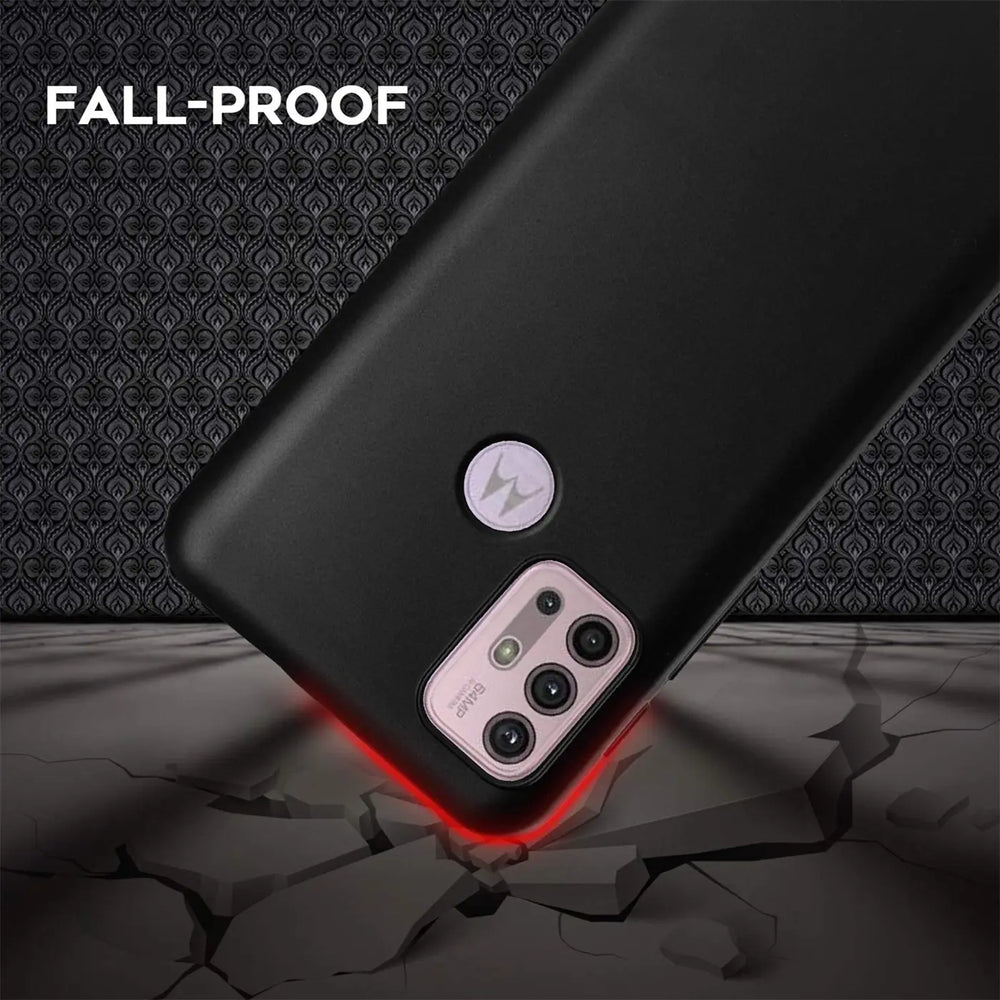 Schwarze, matte Silikonhülle mit Motorola-Logo und Kamera auf Rückseite, von schräg unten