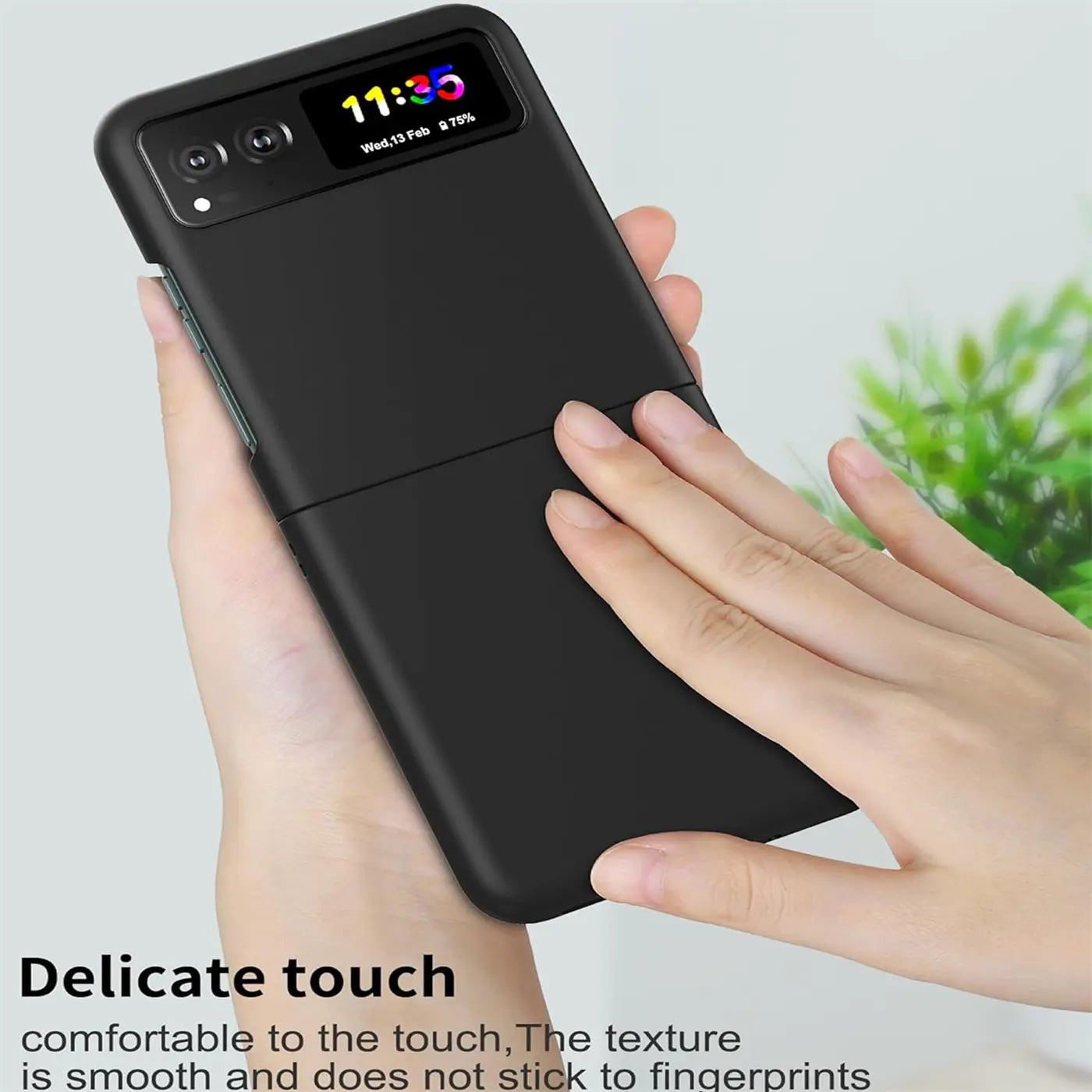 Schwarze, matte Silikonhülle für Motorola Razr 40, von vorne, mit Händen.
