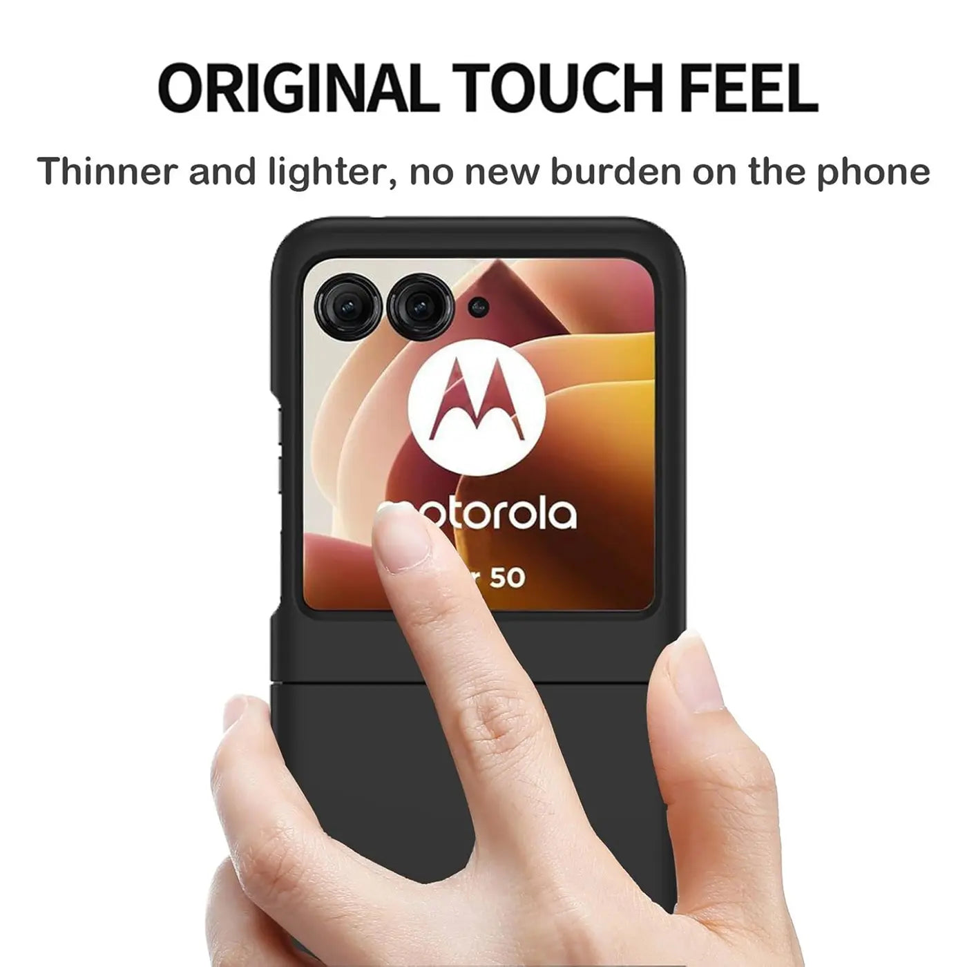 Schwarze Silikonhülle für Motorola Razr 50, von vorne, mit Finger auf dem Display.
