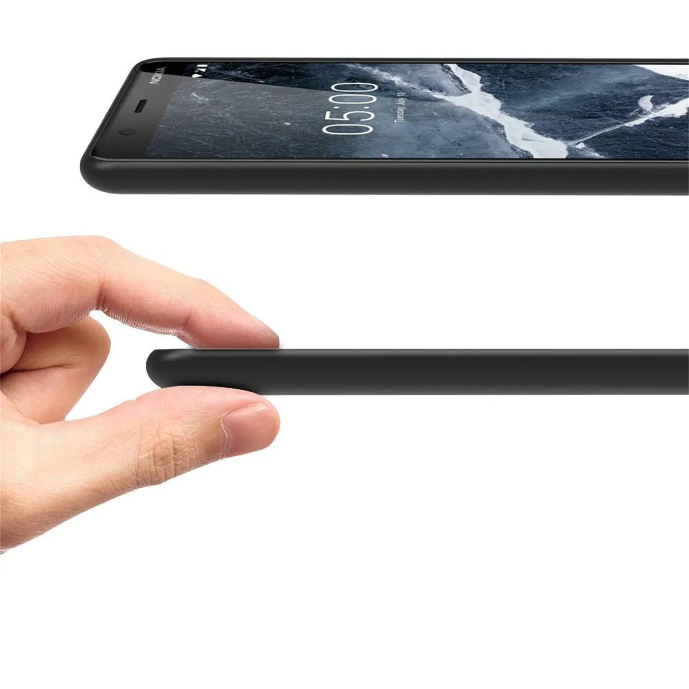 Schwarze Silikonhülle, von der Seite gezeigt, hält ein Nokia 5.1.