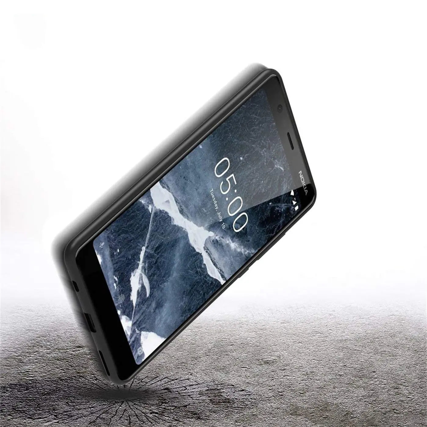 Schwarze Silikonhülle mit mattem Finish, schräg von oben auf ein Nokia 5.1 Handy mit gesperrtem Bildschirm