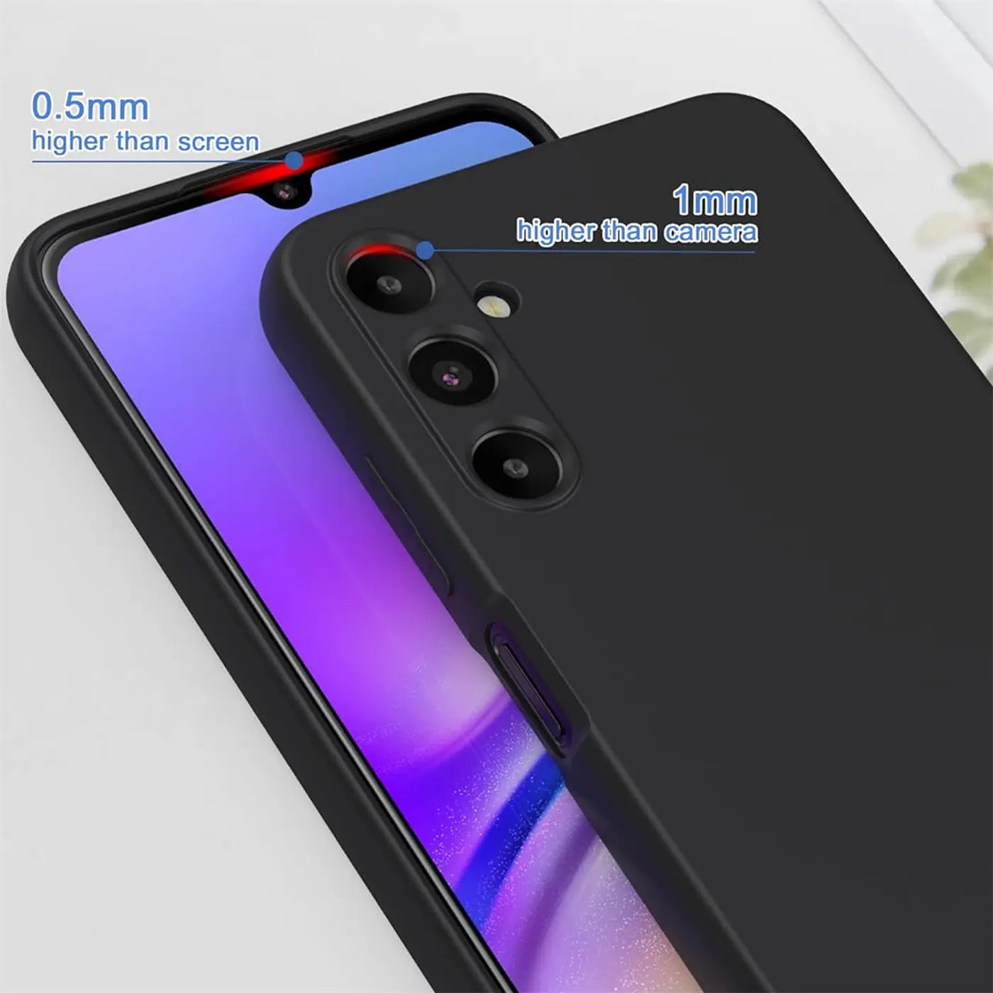 Schwarze Silikonhülle auf Samsung A05s, Nahaufnahme, erhöhter Rand um Kamera und Display.