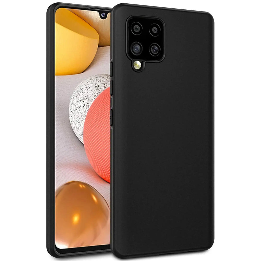 Schwarze, matte Silikonhülle auf einem Samsung Galaxy A42 5G, von vorne links gesehen.