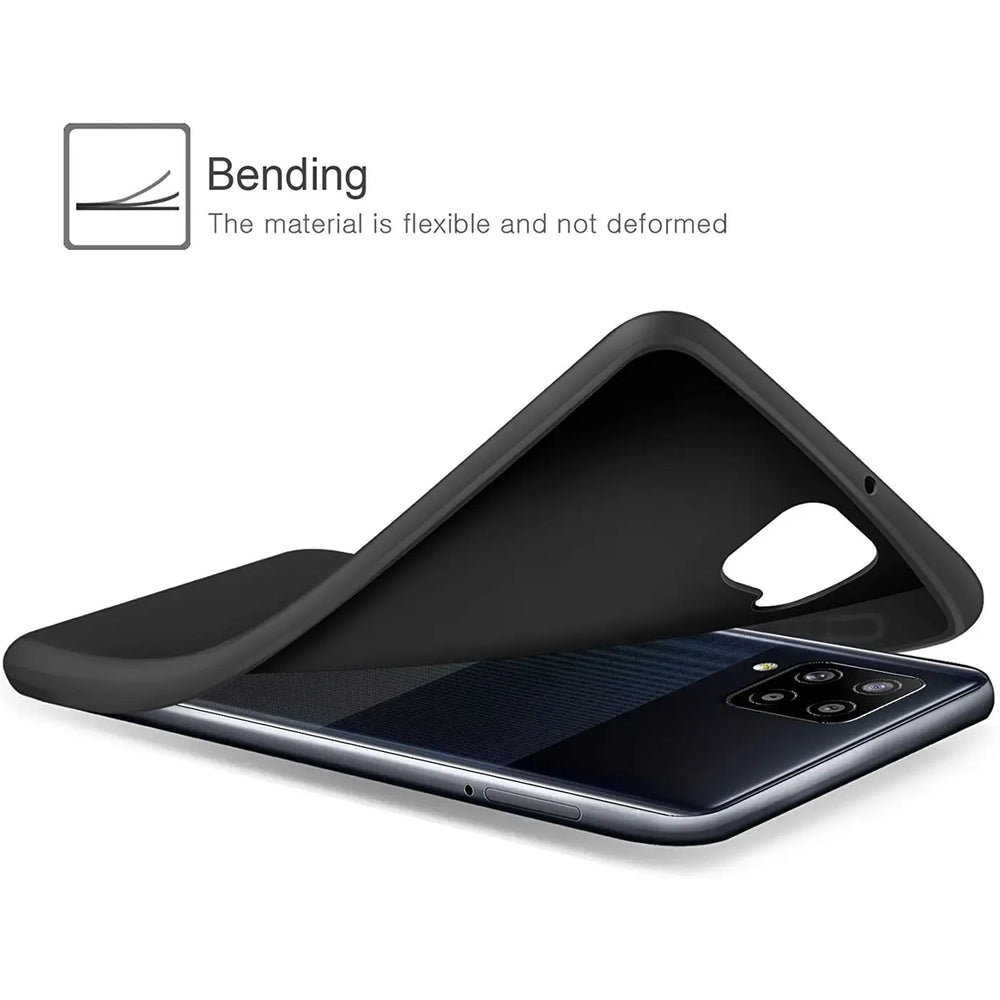 Schwarze Silikonhülle wird auf ein Samsung Galaxy A42 5G gelegt, Seitenansicht.