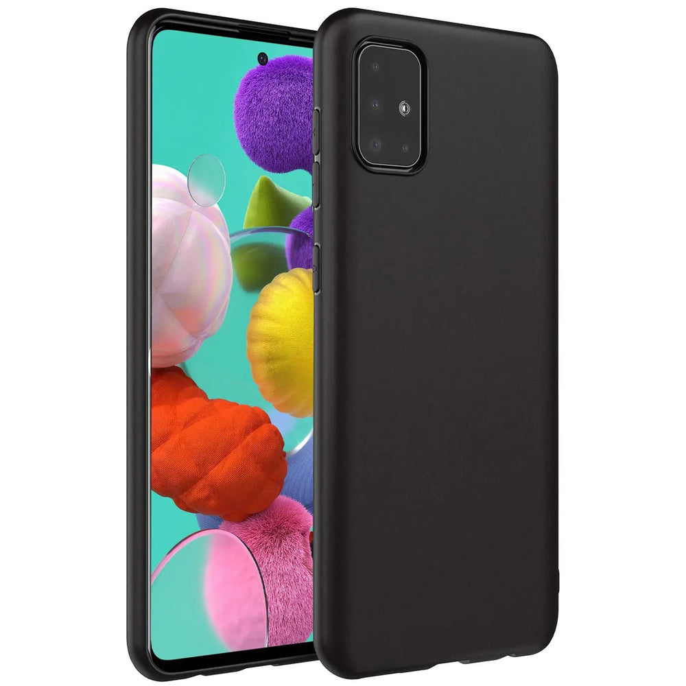 Schwarze, matte Silikonhülle auf einem Samsung Galaxy A51, von schräg vorne.