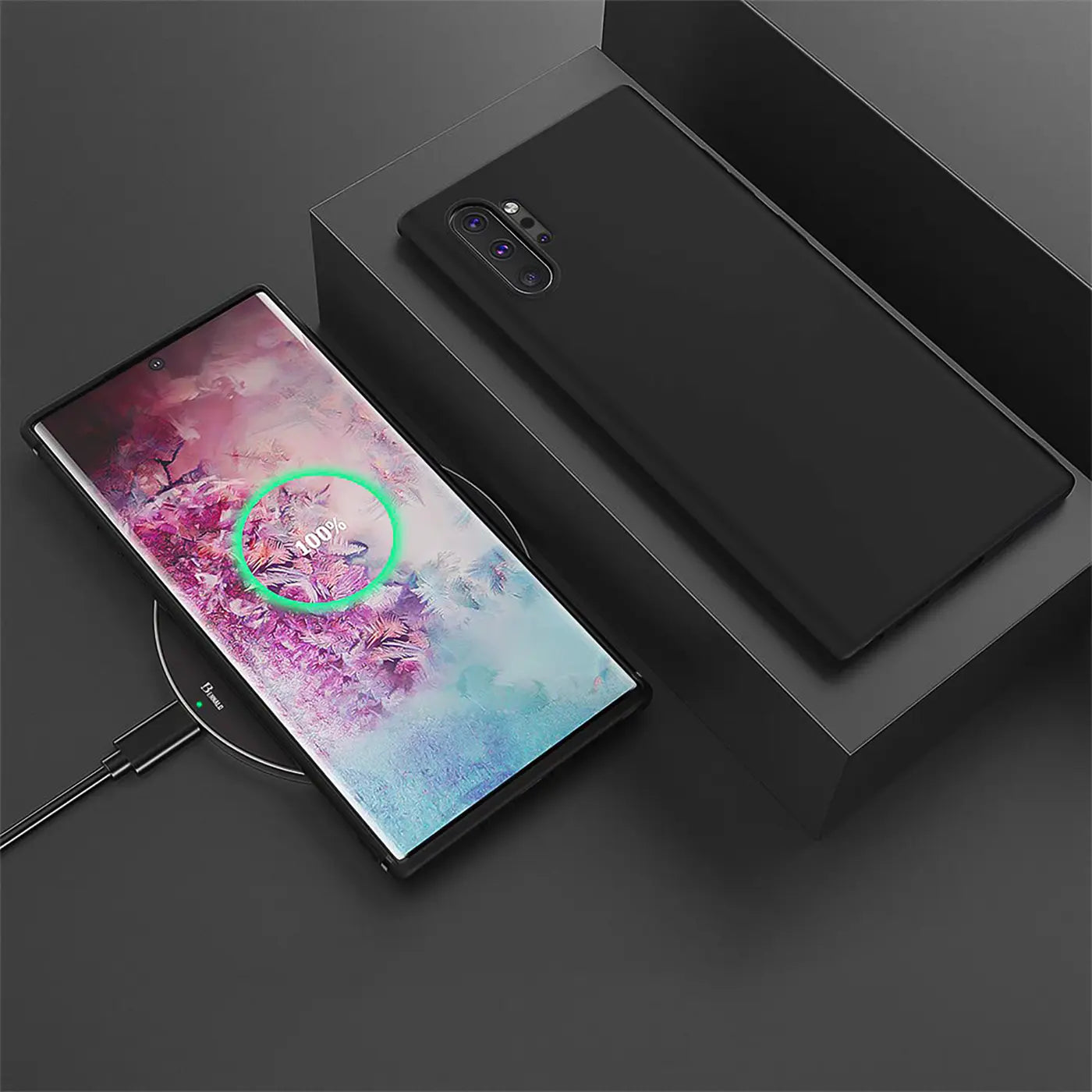 Schwarze Silikonhülle für Samsung Galaxy Note 10 Plus, flache Ansicht, lädt auf.