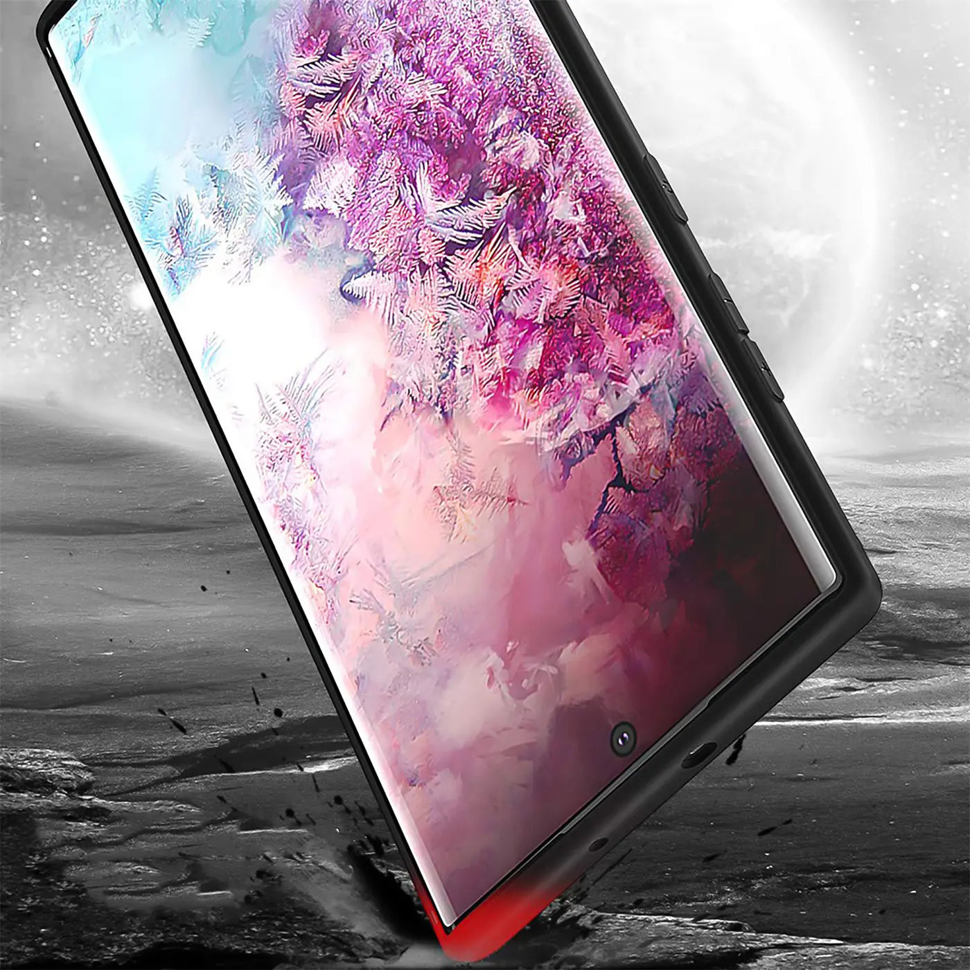 Schwarze Silikonhülle für Samsung Galaxy Note 10 Plus, von schräg unten gezeigt.