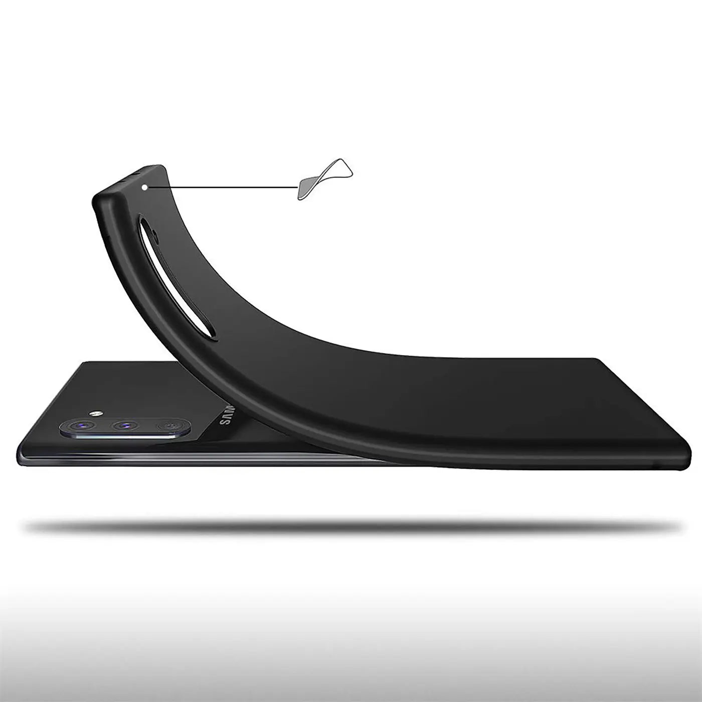 Schwarze, matte Silikonhülle wird auf ein Samsung Galaxy Note 10 gelegt. Seitenansicht.