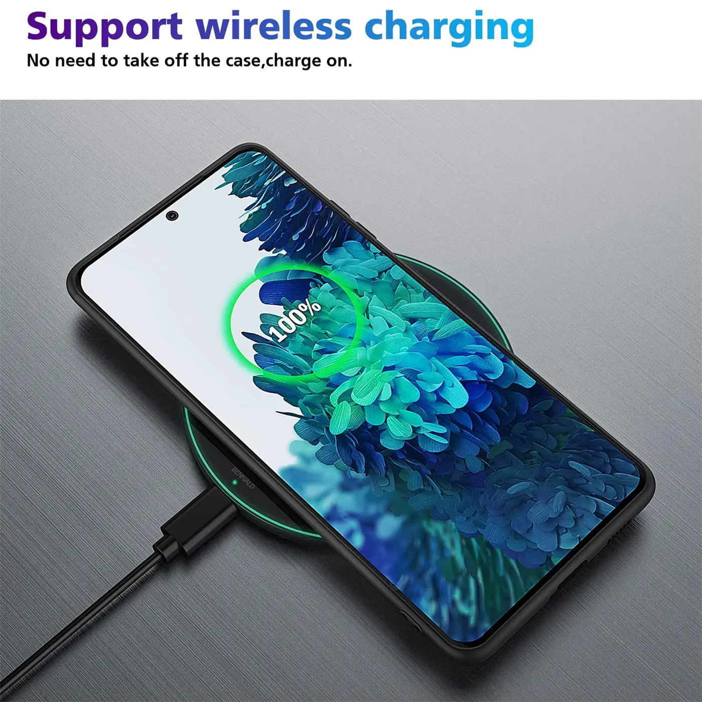 Schwarze Silikonhülle auf Samsung S21 Ultra, drahtlos ladend, von oben schräg.