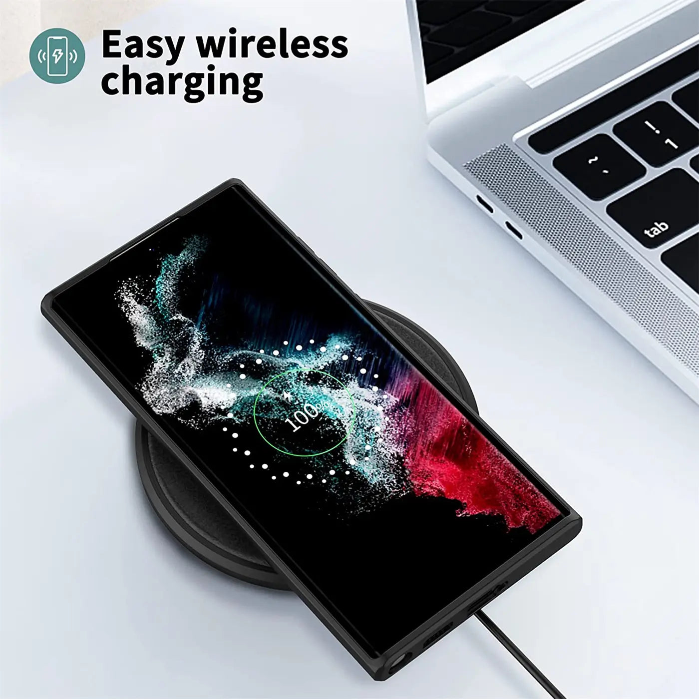 Schwarze Silikonhülle auf Samsung S23 Ultra lädt kabellos auf. Von oben schräg.