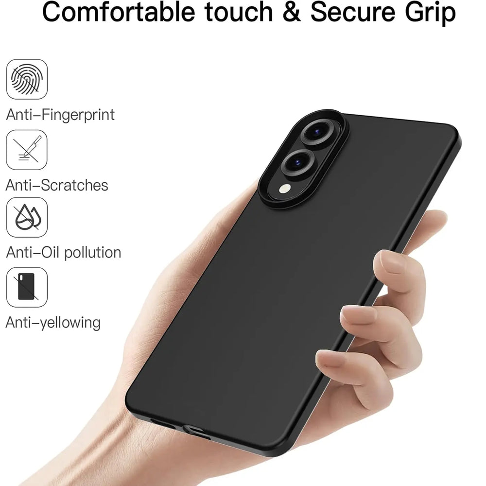 Schwarze Slim Silikon Hülle matt, von Hand gehalten, Rückseite eines Smartphones mit zwei Kameras