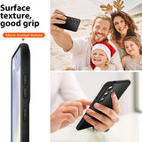 Schwarze Silikonhülle, matt, von der Seite und von hinten gezeigt, an einem Samsung Galaxy S26.
