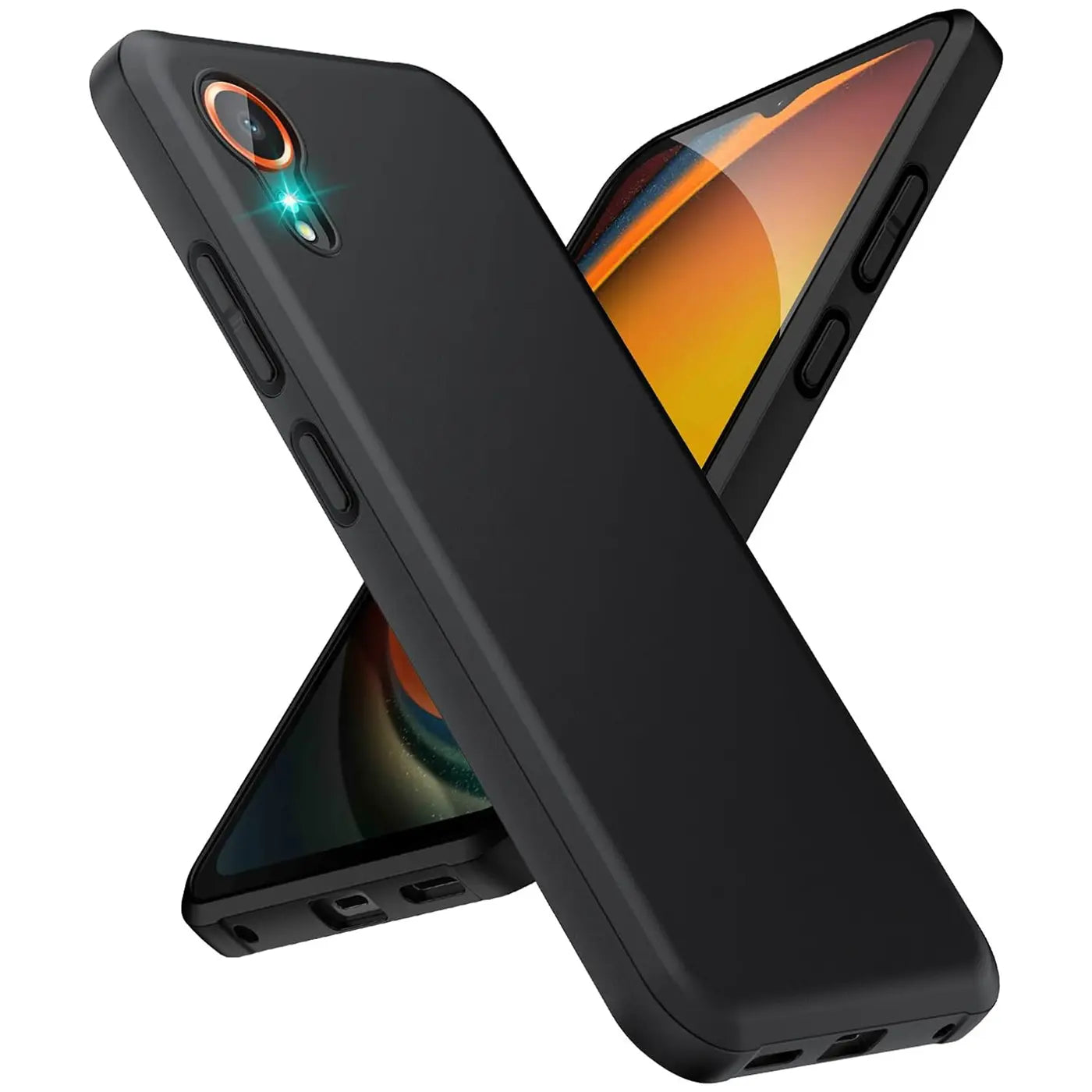 Schwarze, matte Silikonhülle für Samsung Galaxy XCover 7, von schräg vorne, mit Gerät im Hintergrund.